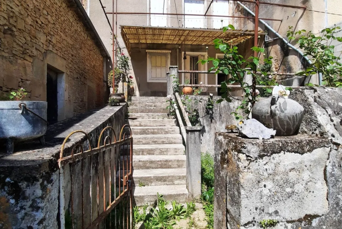 Maison de village à Lacapelle-Biron avec jardin 