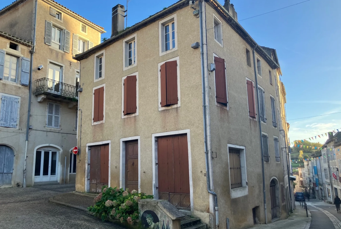 Ancienne maison de bourg en pierre à restaurer, aménageable sur 3 niveaux 