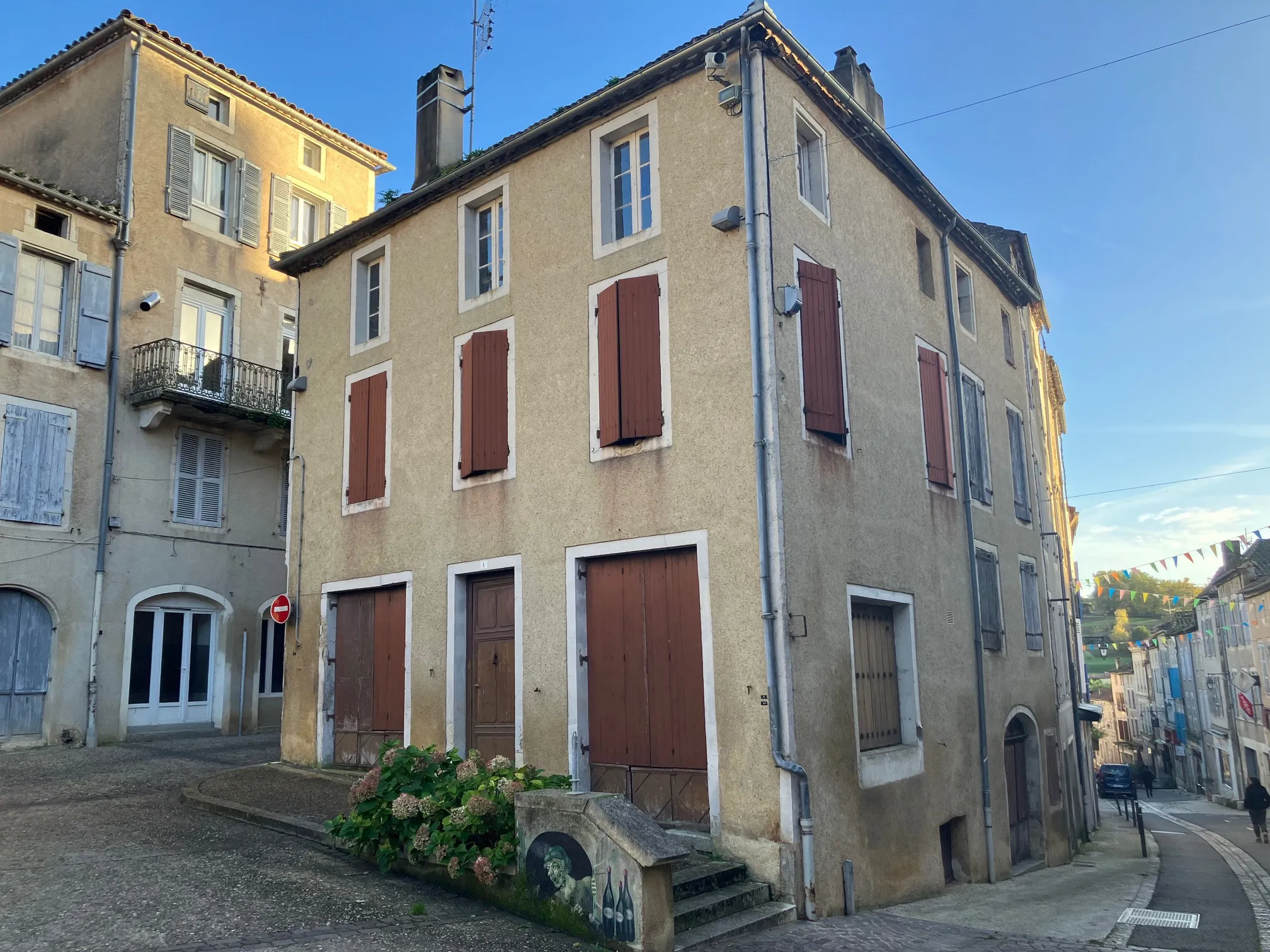 Ancienne maison de bourg en pierre à restaurer, aménageable sur 3 niveaux 