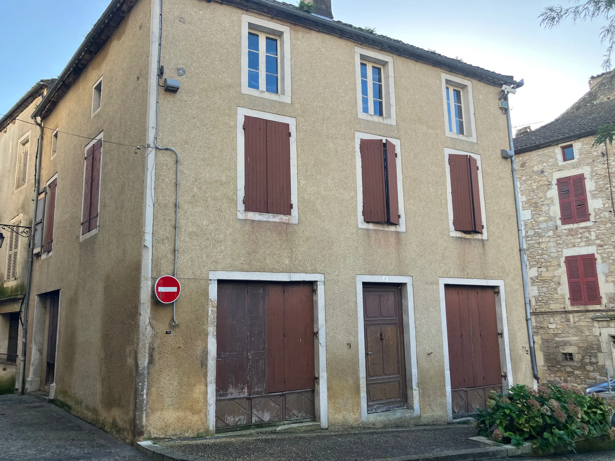 Ancienne maison de bourg en pierre à restaurer, aménageable sur 3 niveaux 