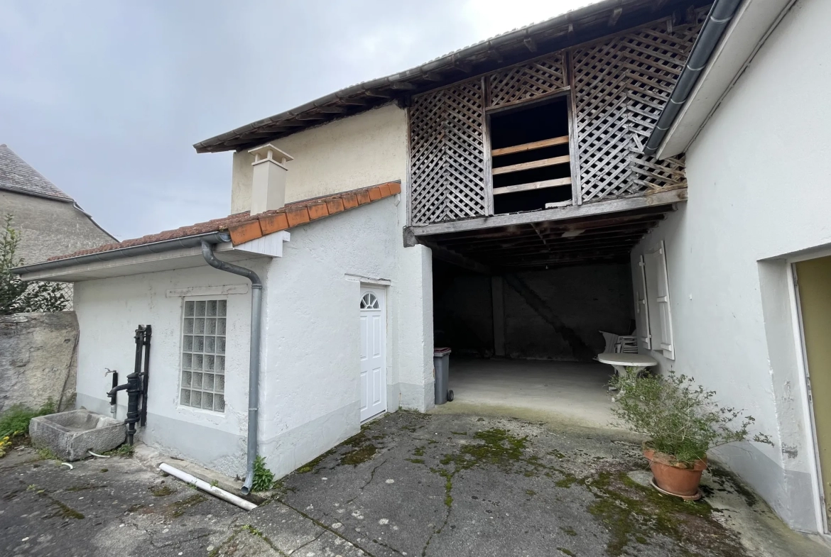 Maison ancienne avec grange attenante à vendre à Odos 