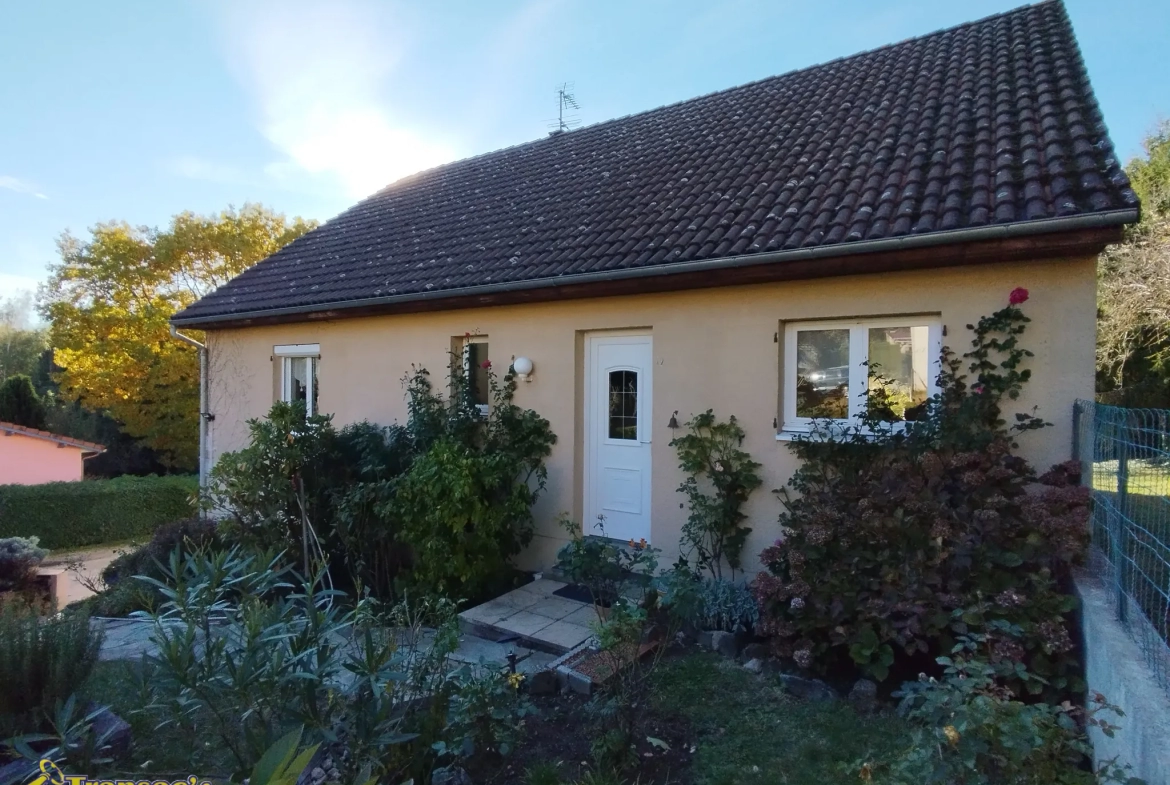 Vente - Villa type F4 avec terrasse, 3 garages et terrain à Thiers 