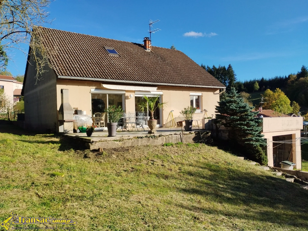 Vente - Villa type F4 avec terrasse, 3 garages et terrain à Thiers