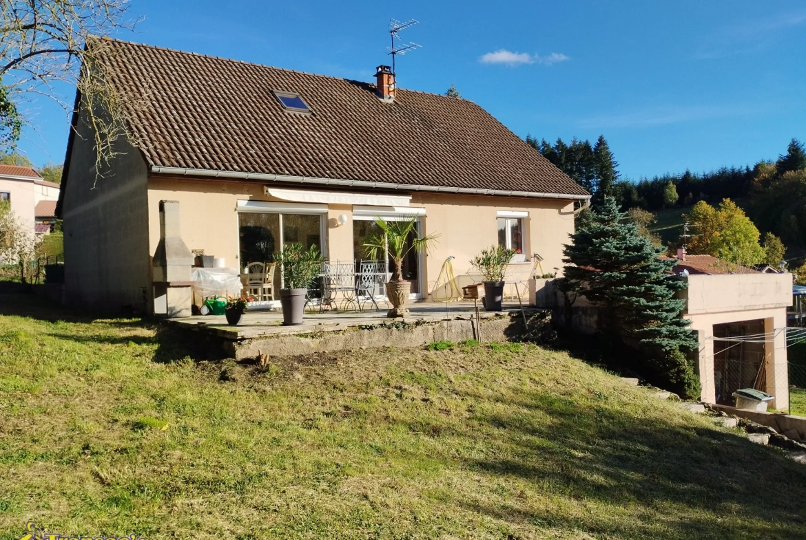 Vente - Villa type F4 avec terrasse, 3 garages et terrain à Thiers 