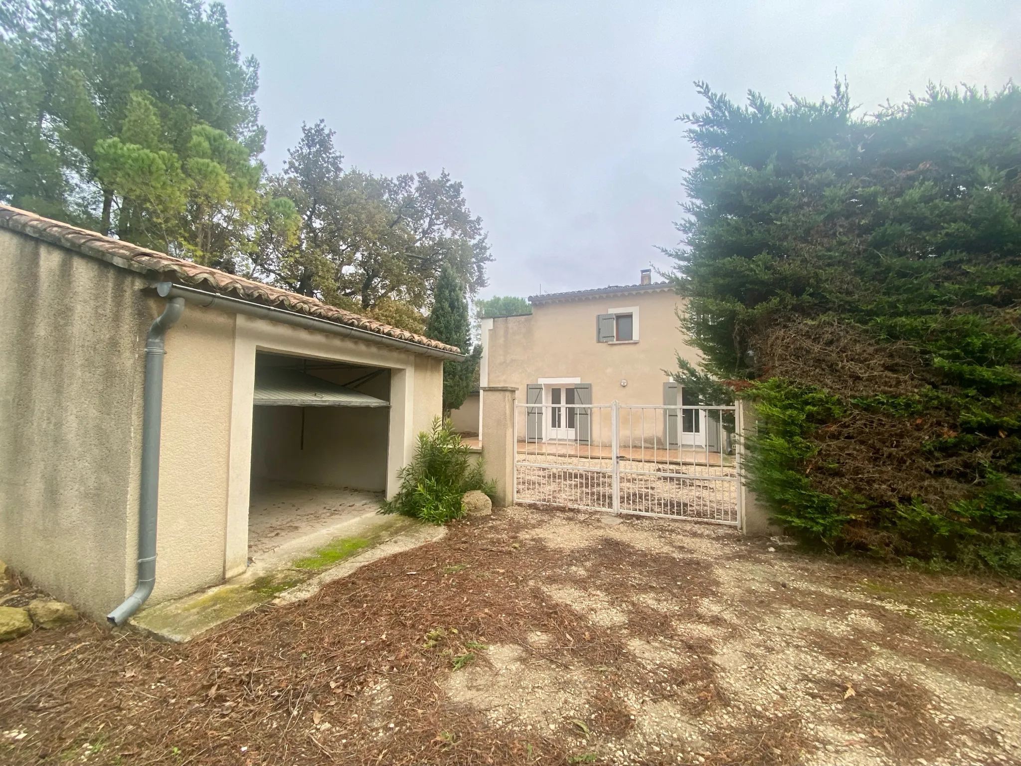 Maison 2 chambres avec jardin à Camaret sur aigues 