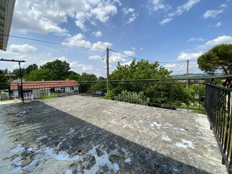 Villa avec jardin et garages 