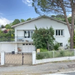 Villa avec jardin et garages