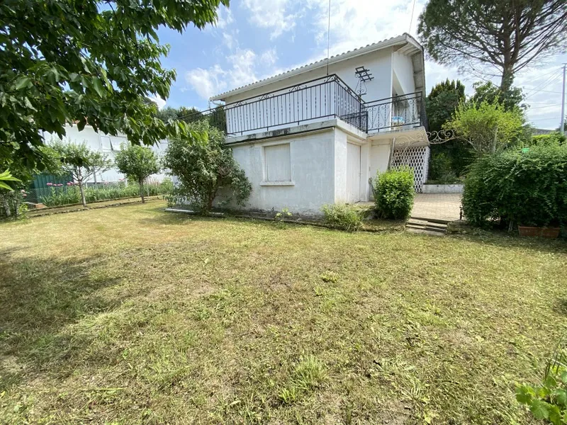 Villa avec jardin et garages 