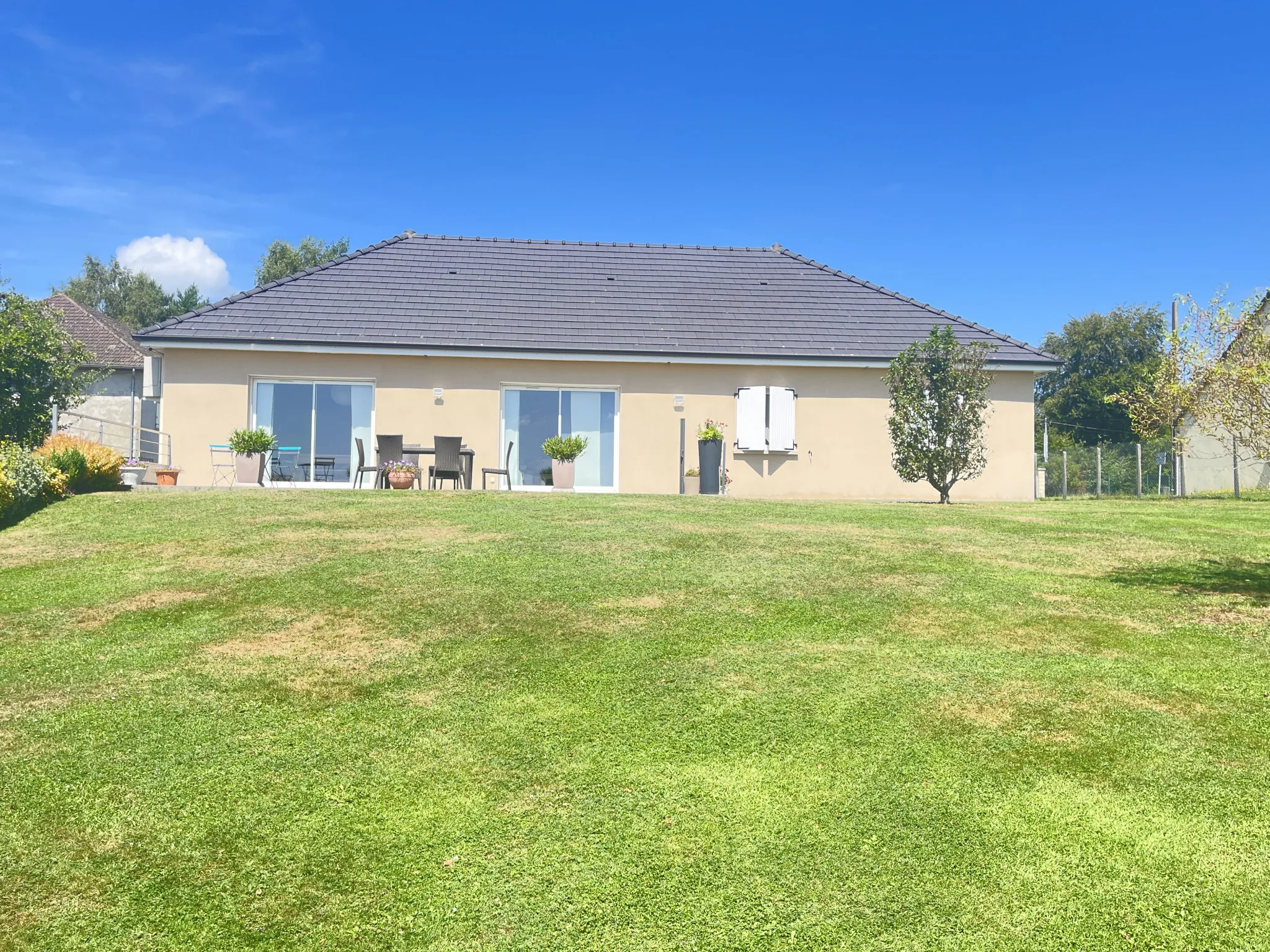 Maison contemporaine à St Privat - 3 chambres, double garage attenant 