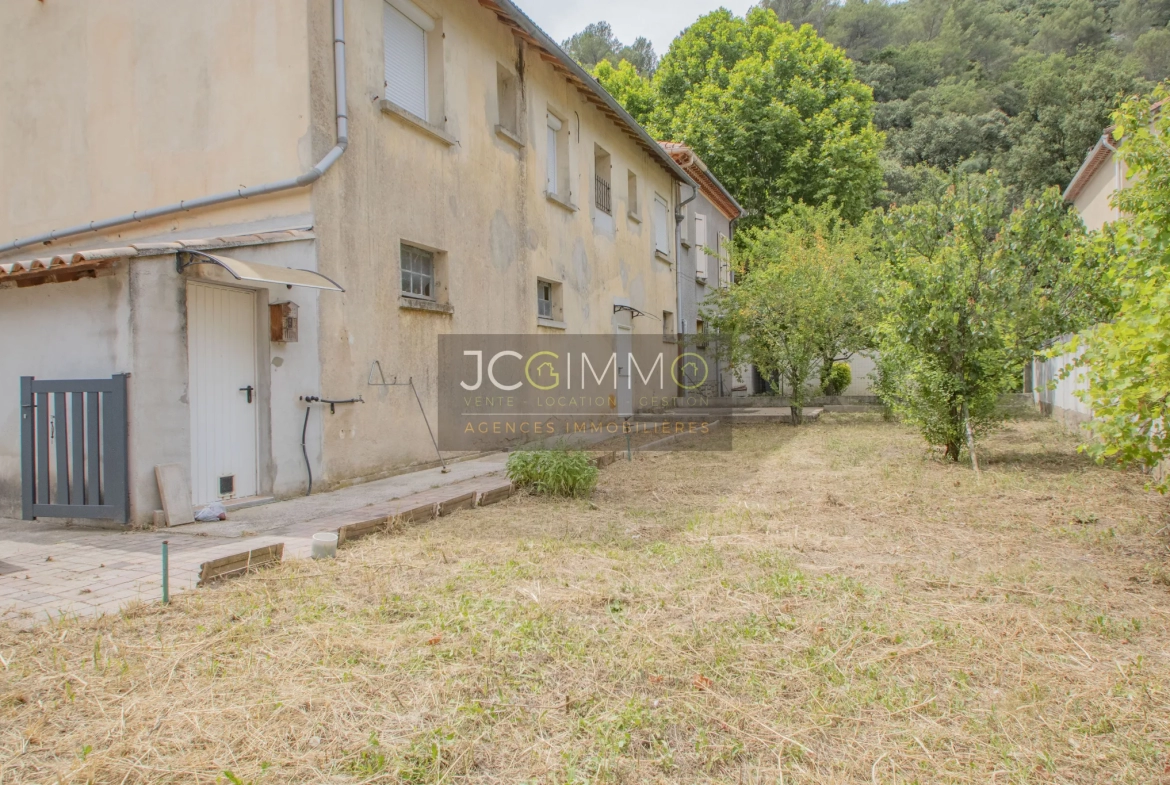 Appartement T2 rénové avec 4 garages, atelier et jardin attenant à Meounes les montrieux 