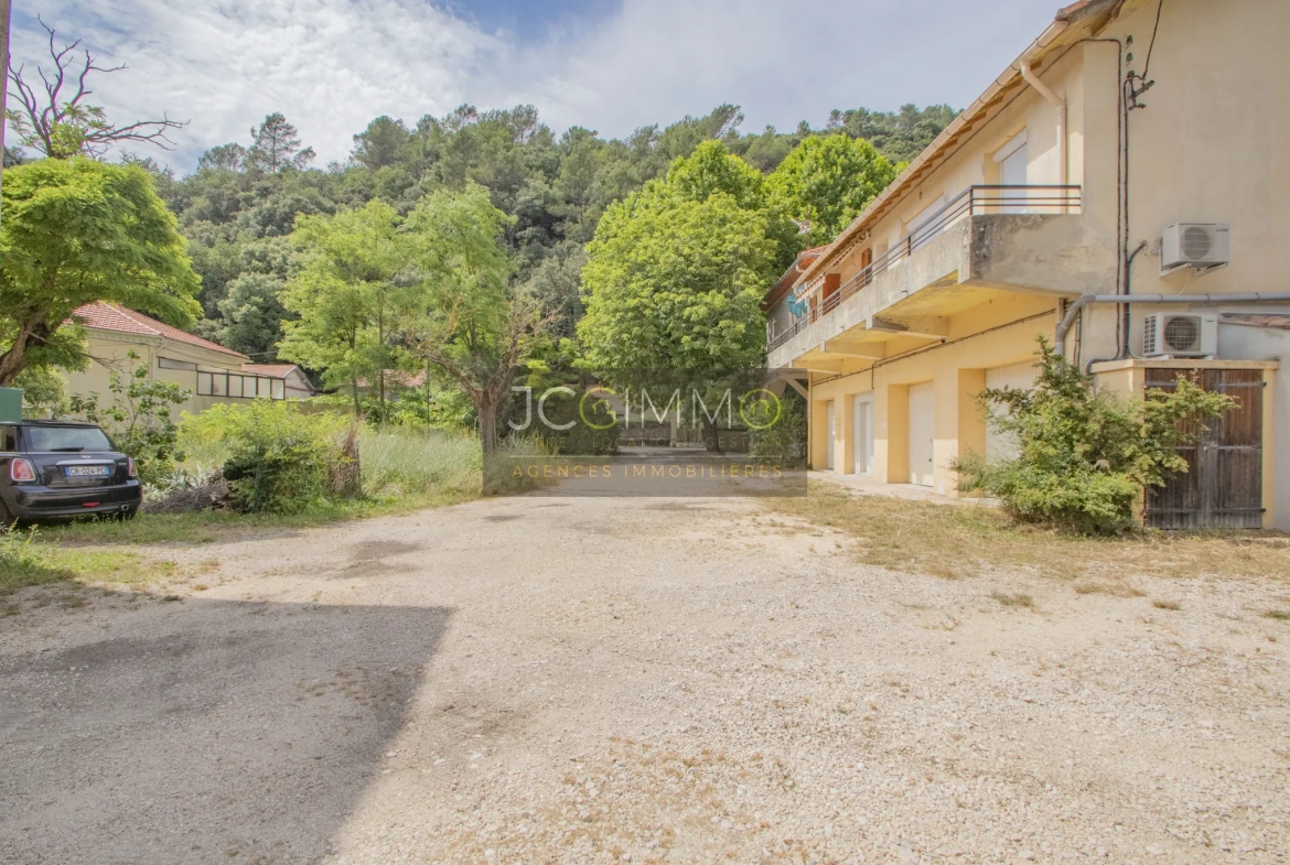 Appartement T2 rénové avec 4 garages, atelier et jardin attenant à Meounes les montrieux 