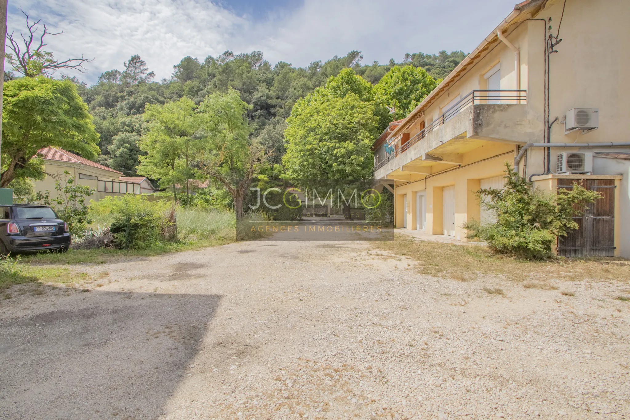 Appartement T2 rénové avec 4 garages, atelier et jardin attenant à Meounes les montrieux 