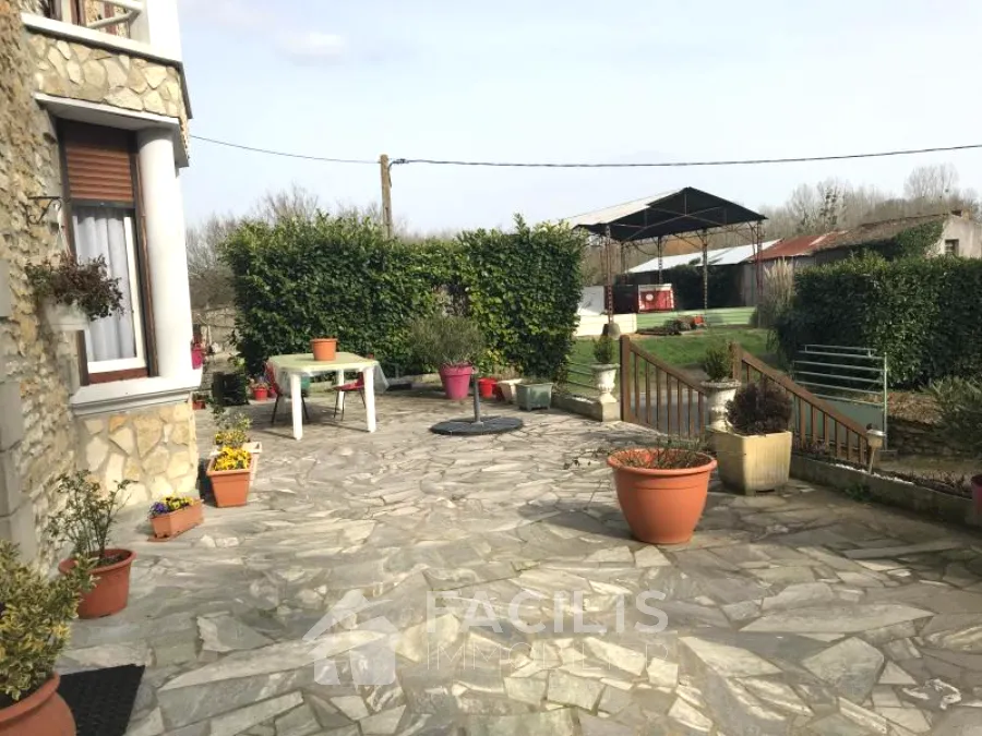 Maison en pierres à Moncontour avec lavoir 