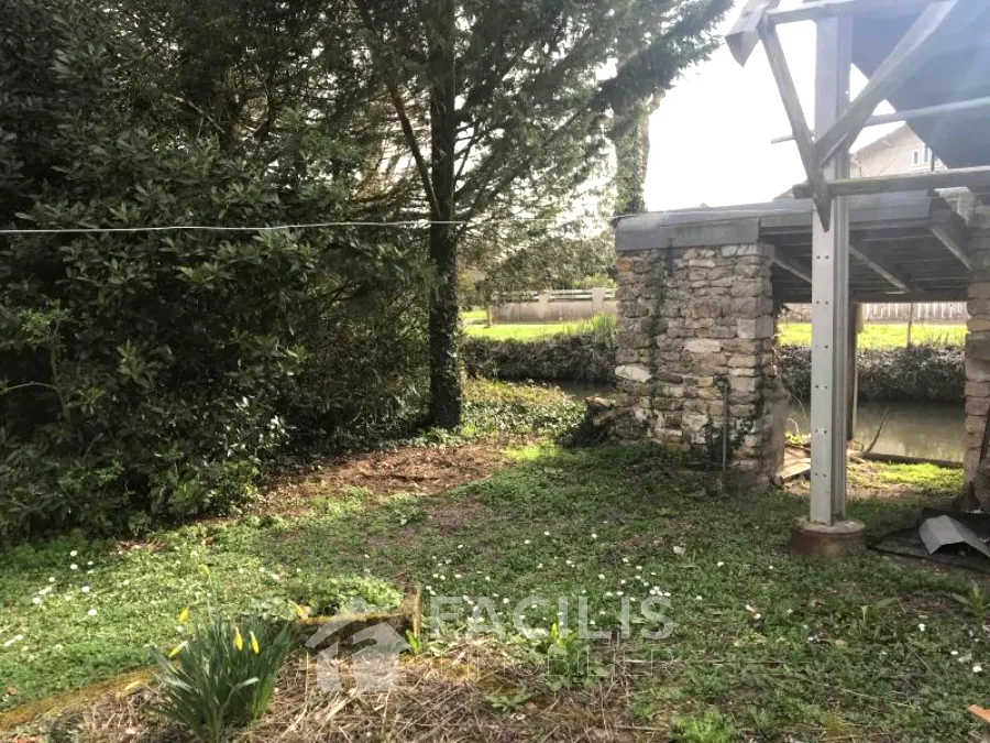 Maison en pierres à Moncontour avec lavoir 