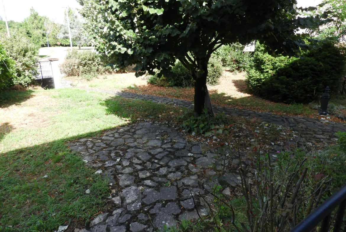 Belle Propriété à Proximité du Canal du Nivernais à Decize (Nièvre) 