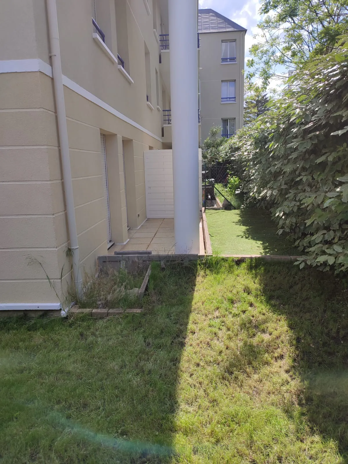 Appartement F4 avec un terrain de 238 m2 - Livry-Gargan 