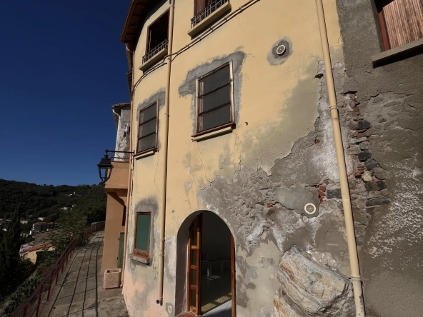 Maison de village à rénover à Palalda