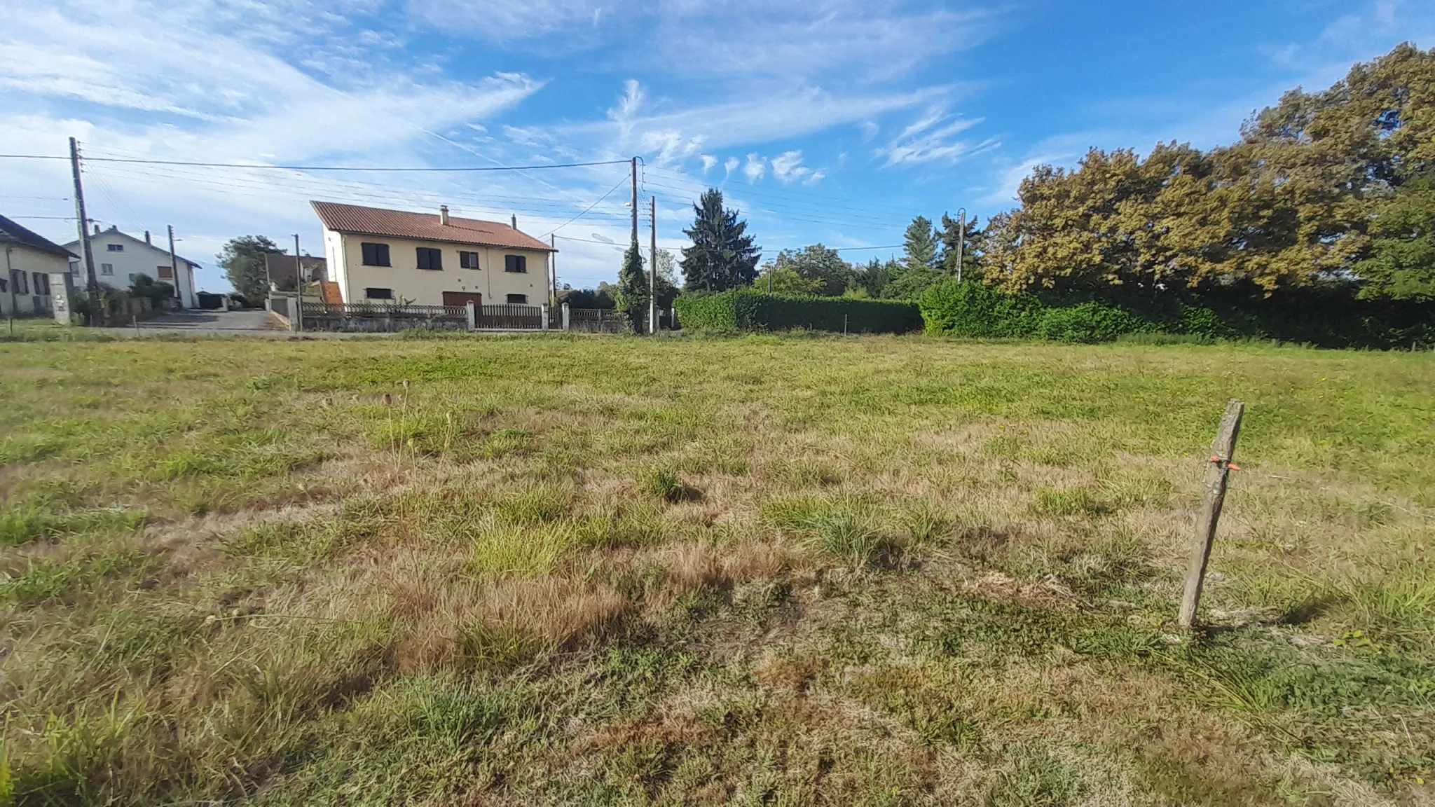 Terrain plat de 2 000 m2 à vendre à Andrest avec vue sur les Pyrénées 