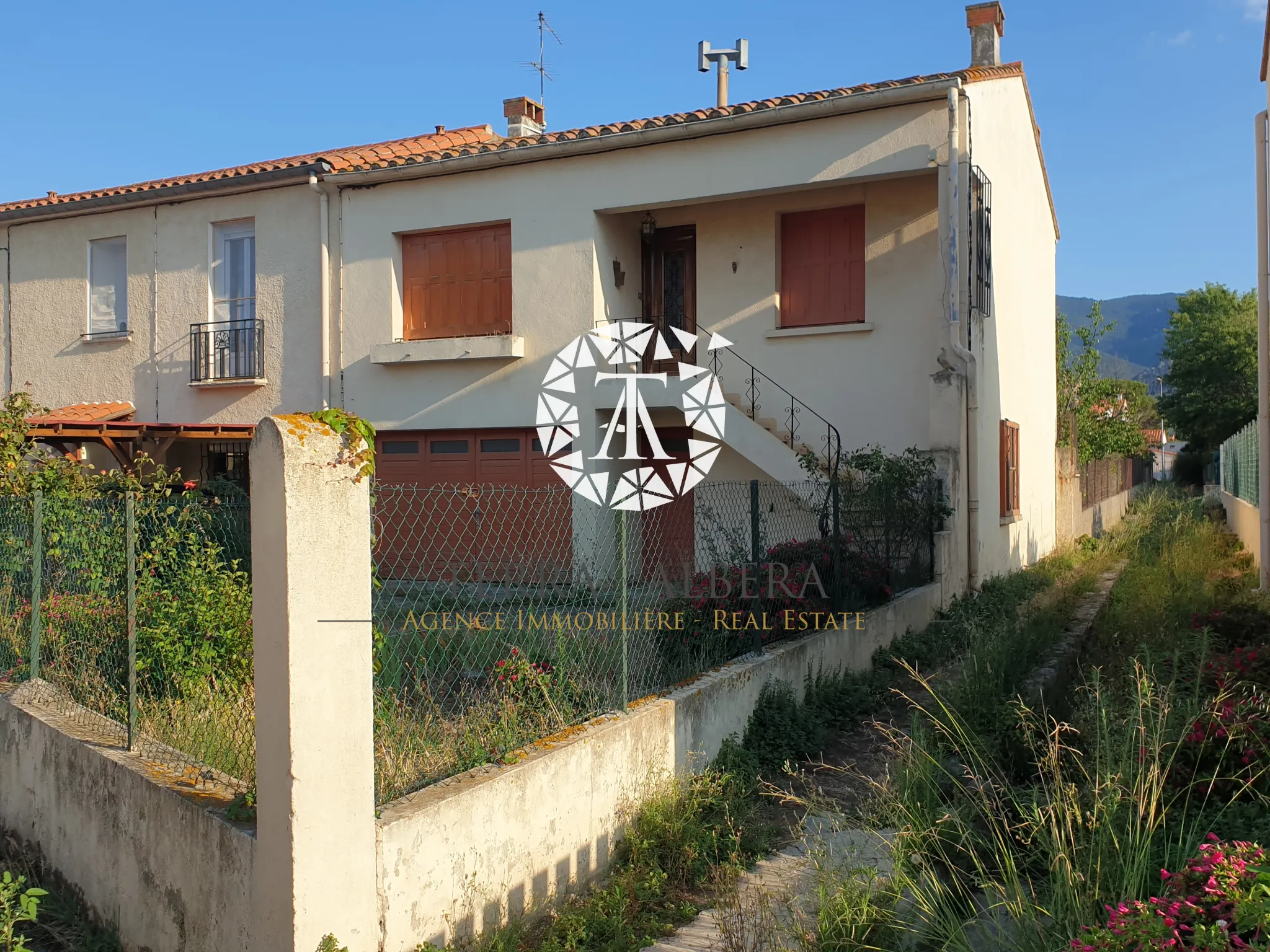 Maison 3 faces à vendre à St Genis des Fontaines avec jardin 