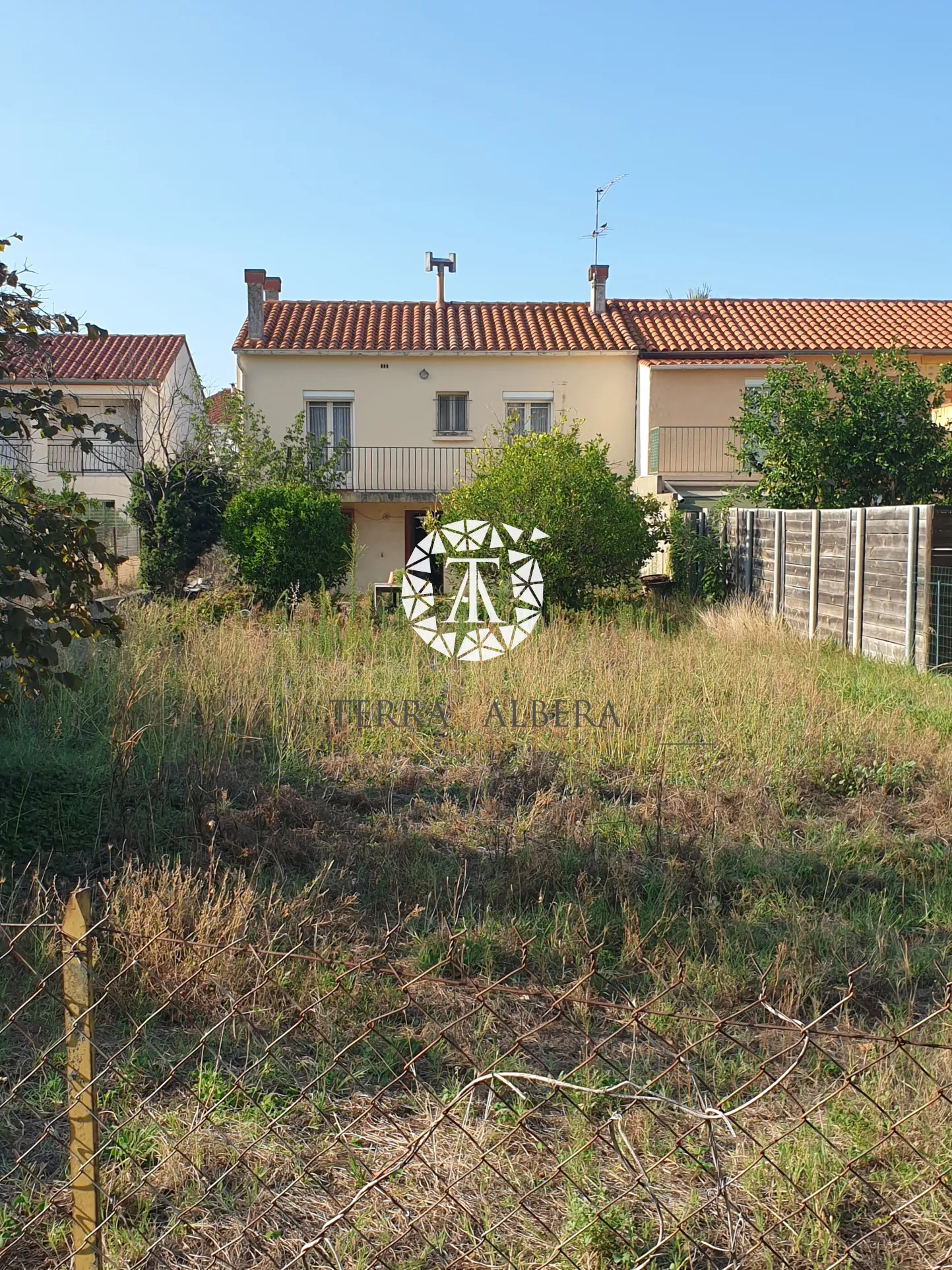 Maison 3 faces à vendre à St Genis des Fontaines avec jardin 