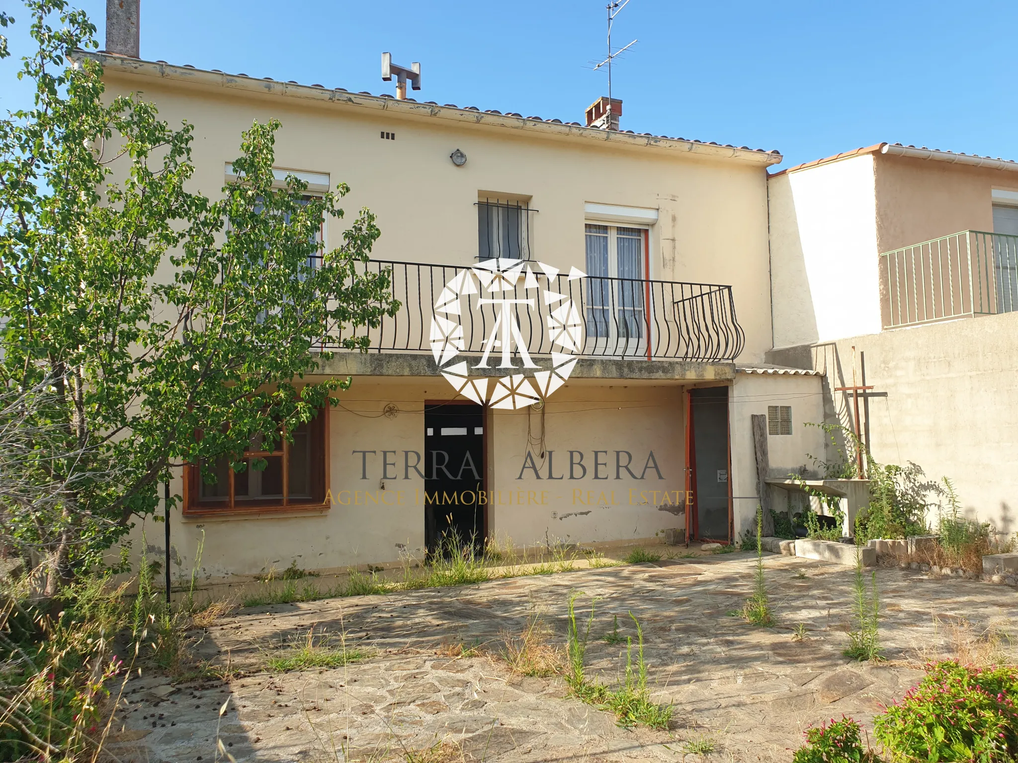 Maison 3 faces à vendre à St Genis des Fontaines avec jardin 