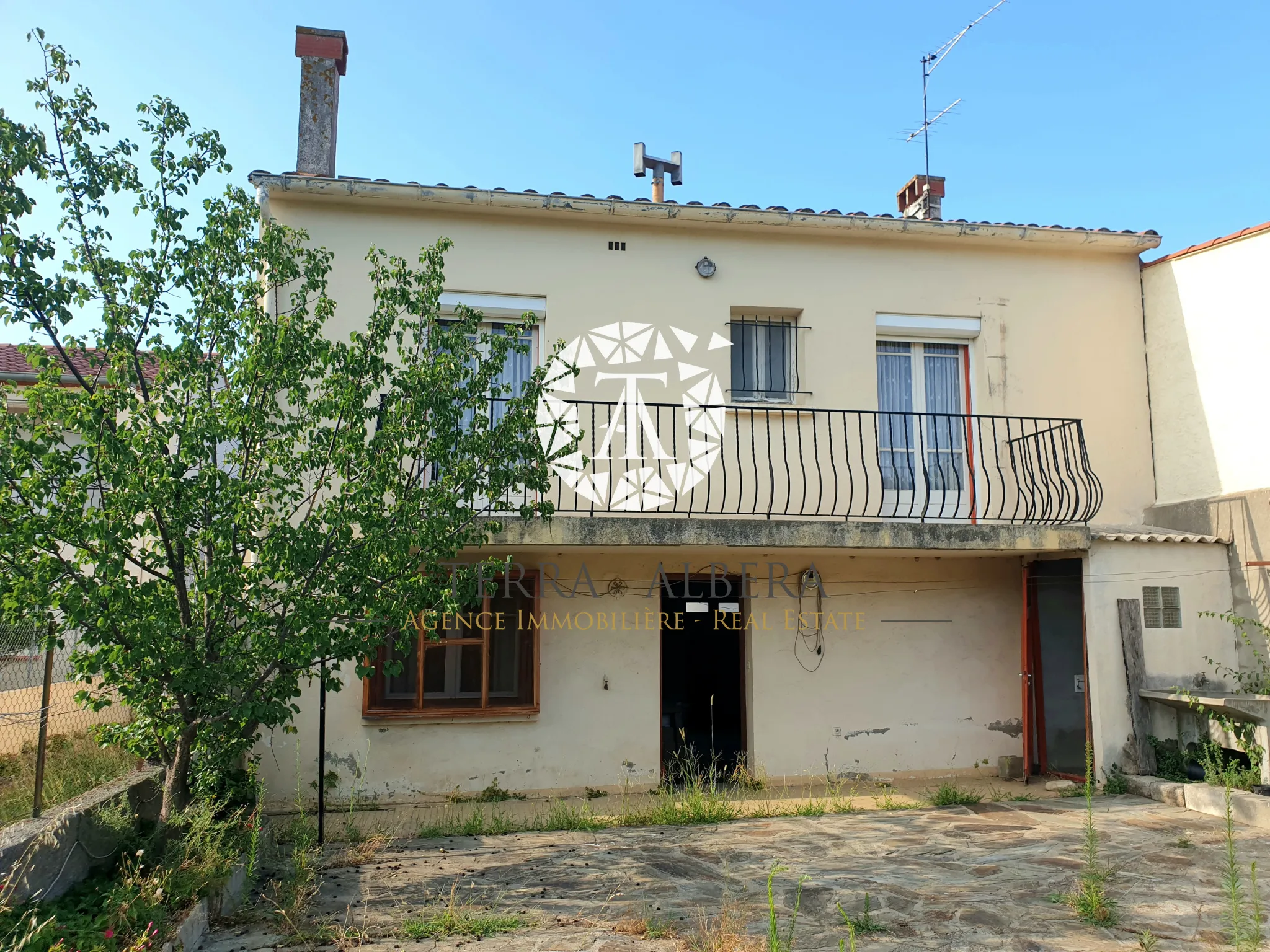 Maison 3 faces à vendre à St Genis des Fontaines avec jardin 