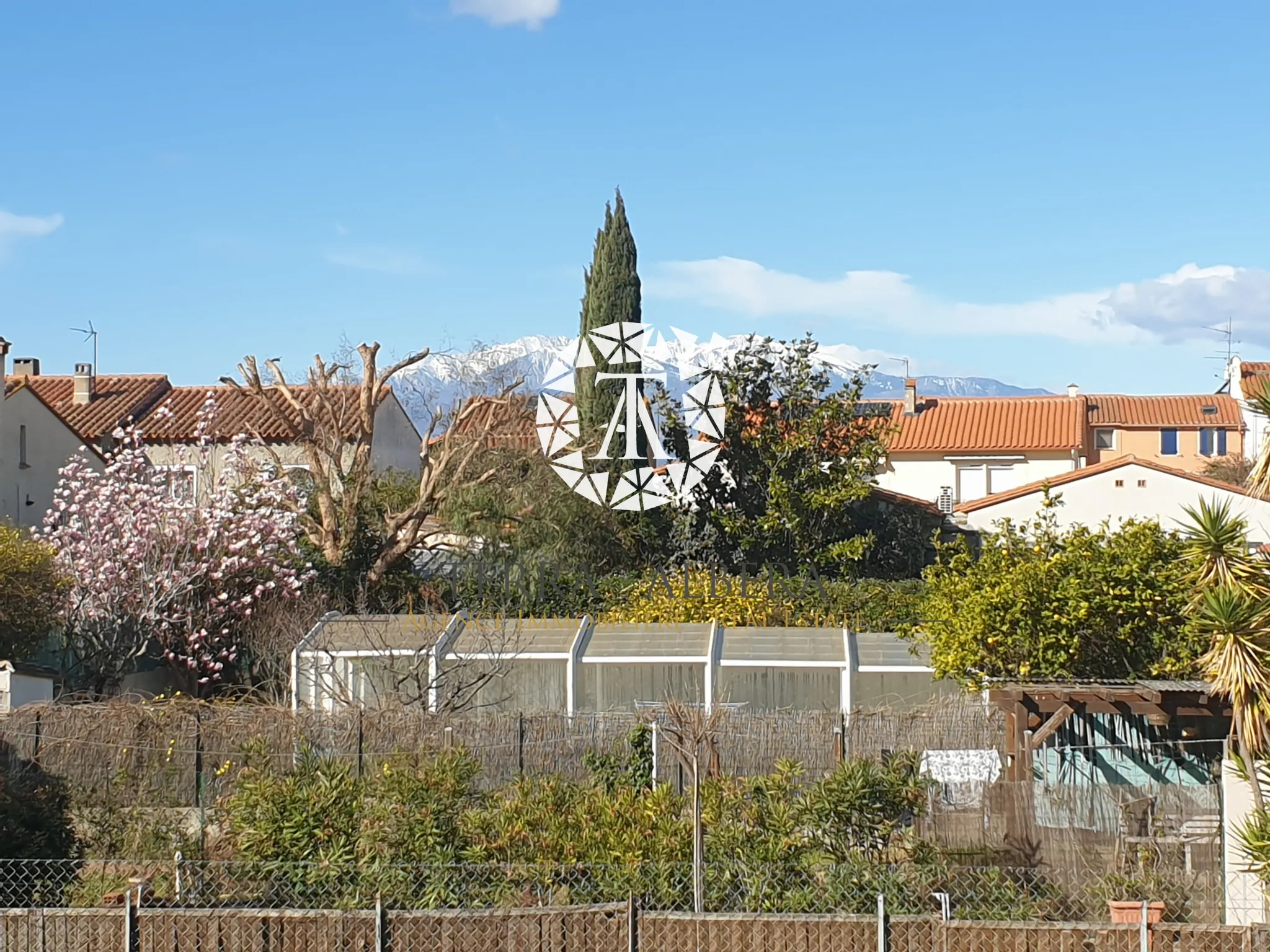 Maison 3 faces à vendre à St Genis des Fontaines avec jardin 