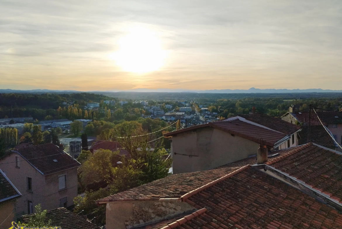 À Thiers proche centre-ville, lot de 2 maisons type F5, une terrasse et un garage. 