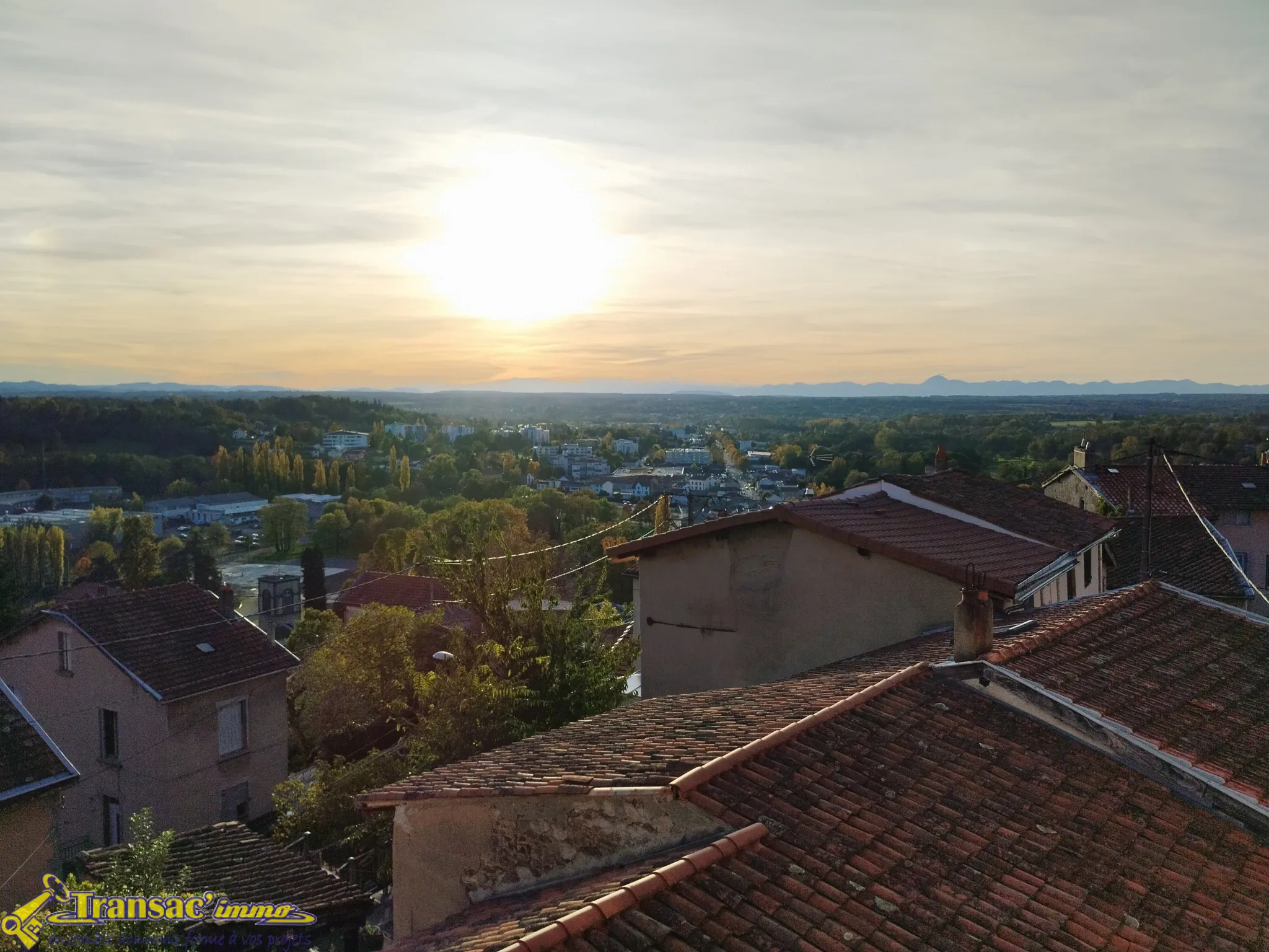 À Thiers proche centre-ville, lot de 2 maisons type F5, une terrasse et un garage. 