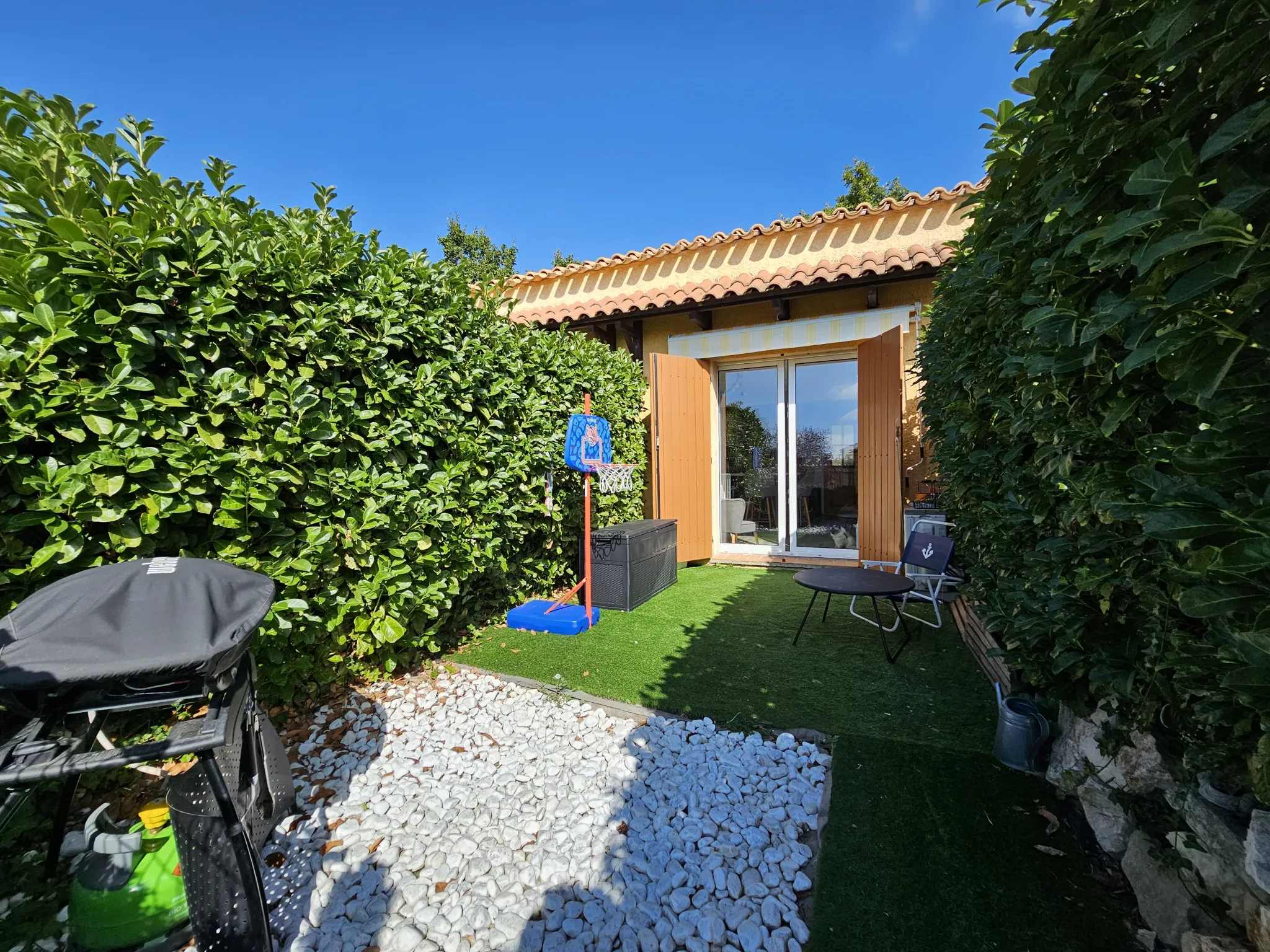 Maisonnette entièrement rénovée avec jardin à St Vallier de Thiey (06460) 