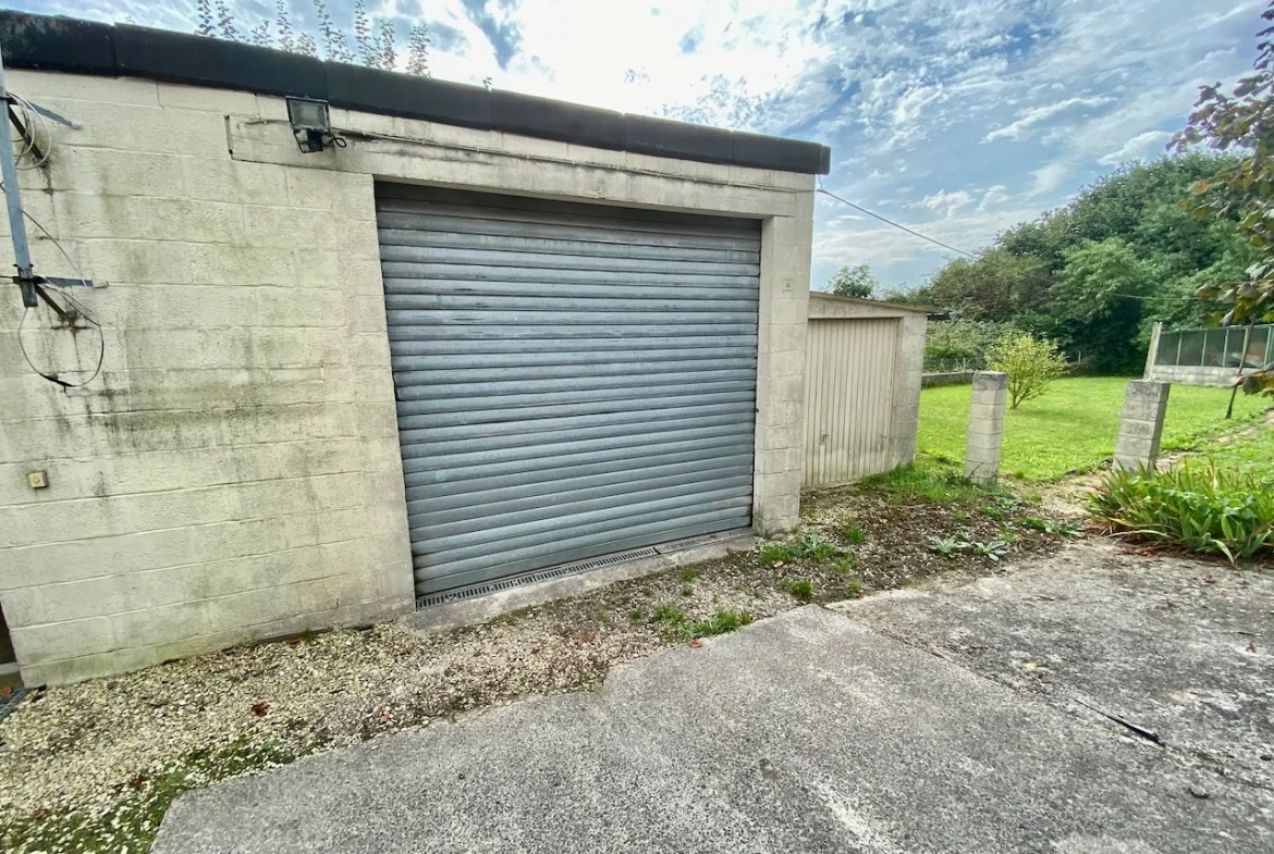 Résidence quasi de plain-pied avec jardin et garages spacieux à Maubeuge 