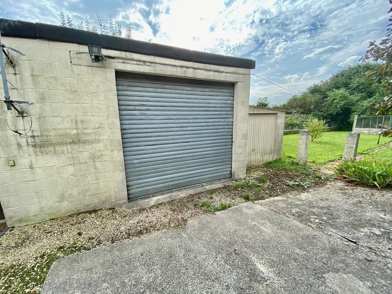 Résidence quasi de plain-pied avec jardin et garages spacieux à Maubeuge 