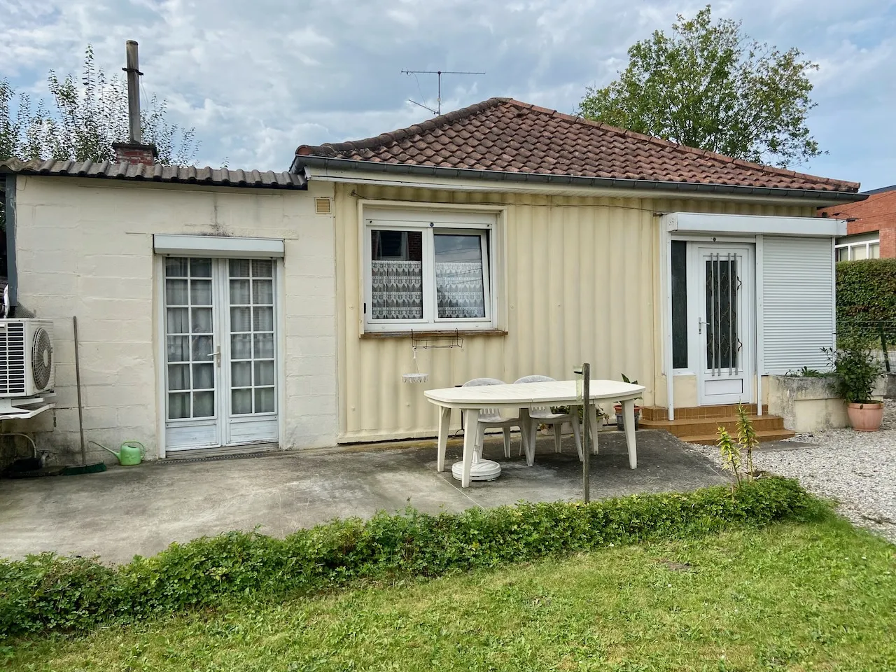 Résidence quasi de plain-pied avec jardin et garages spacieux à Maubeuge 