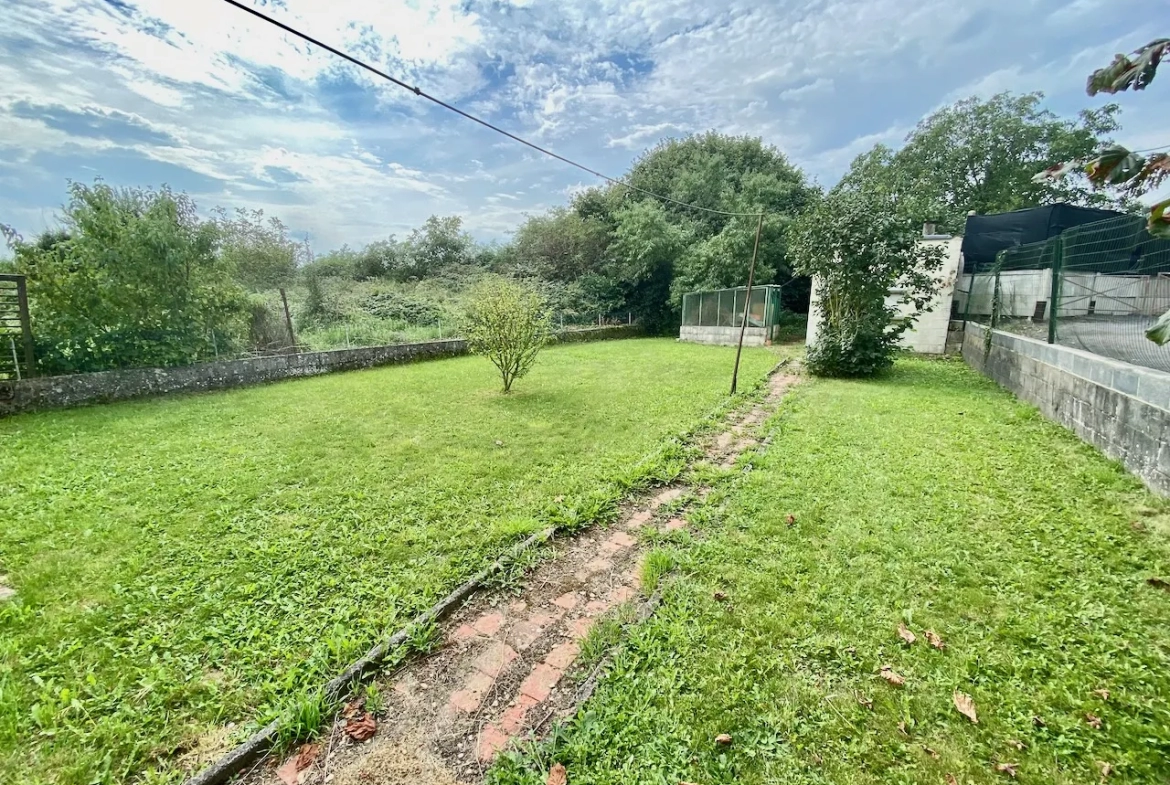 Résidence quasi de plain-pied avec jardin et garages spacieux à Maubeuge 