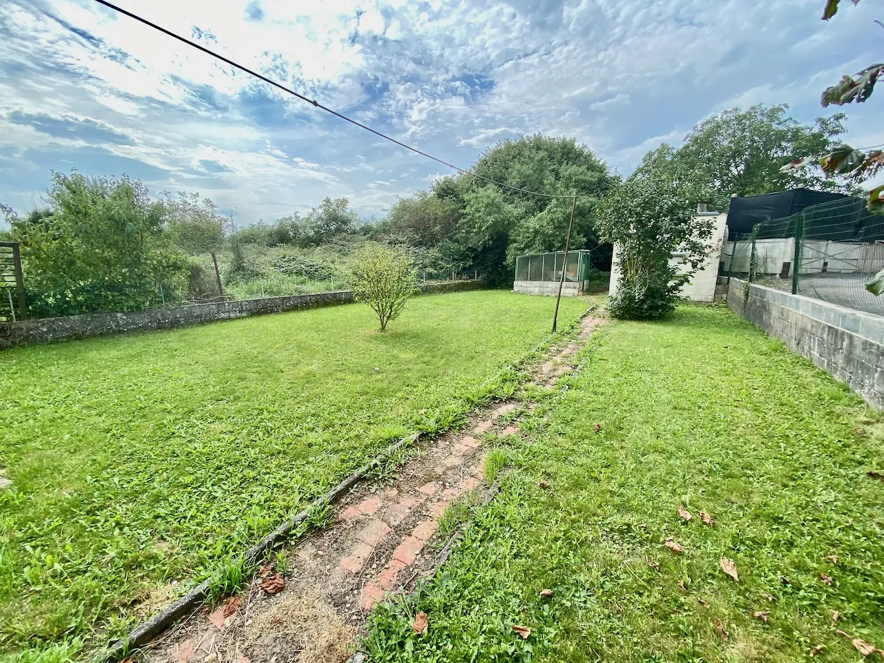 Résidence quasi de plain-pied avec jardin et garages spacieux à Maubeuge 