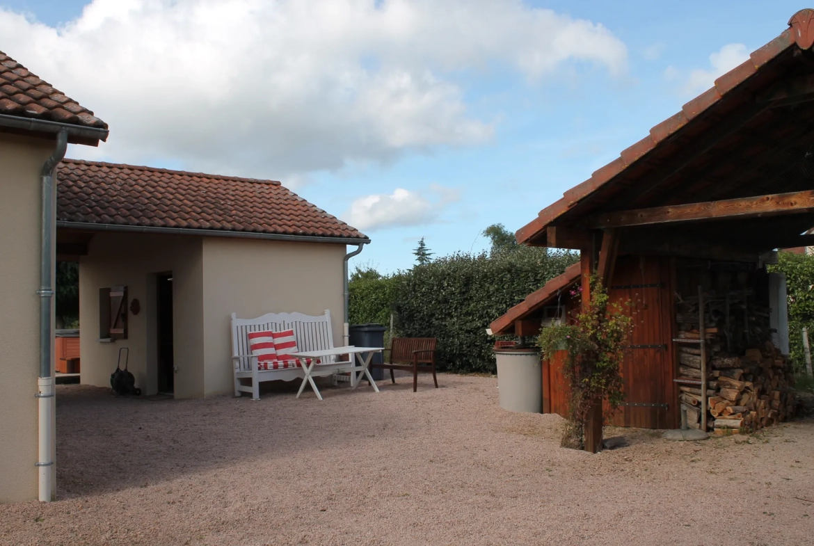 Maison d'habitation construite en 2006 à la sortie du village sur 2956 m2 