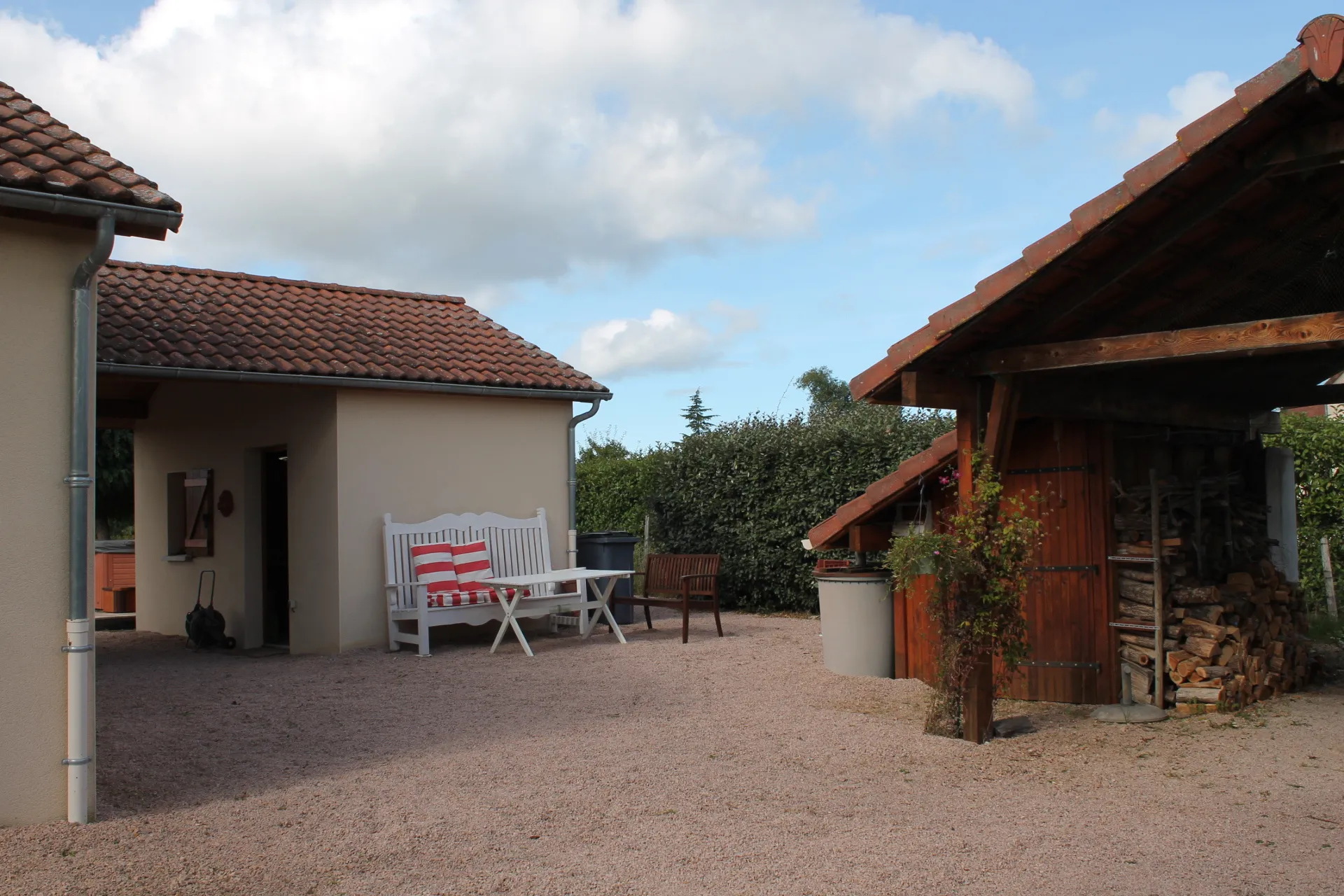 Maison d'habitation construite en 2006 à la sortie du village sur 2956 m2 