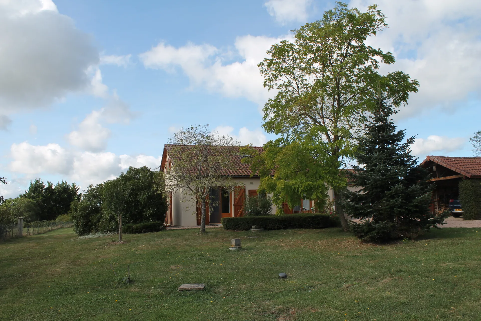 Maison d'habitation construite en 2006 à la sortie du village sur 2956 m2 