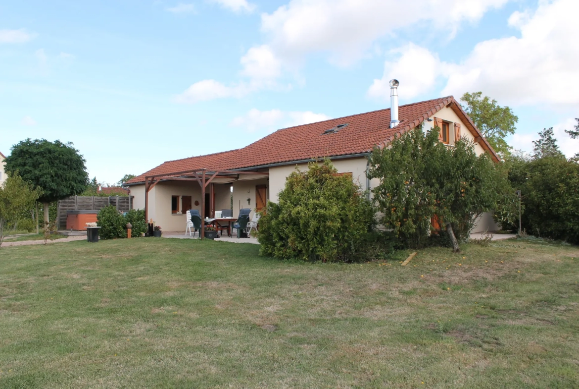 Maison d'habitation construite en 2006 à la sortie du village sur 2956 m2 