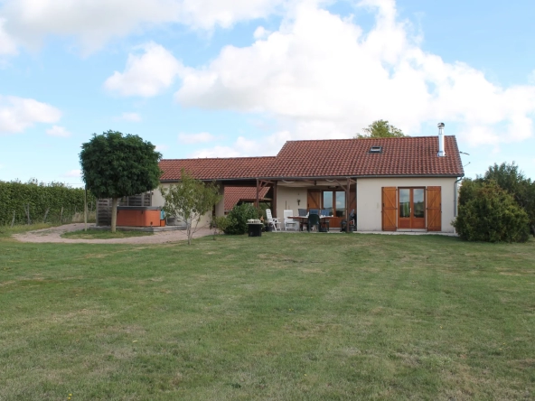 Maison d'habitation construite en 2006 à la sortie du village sur 2956 m2