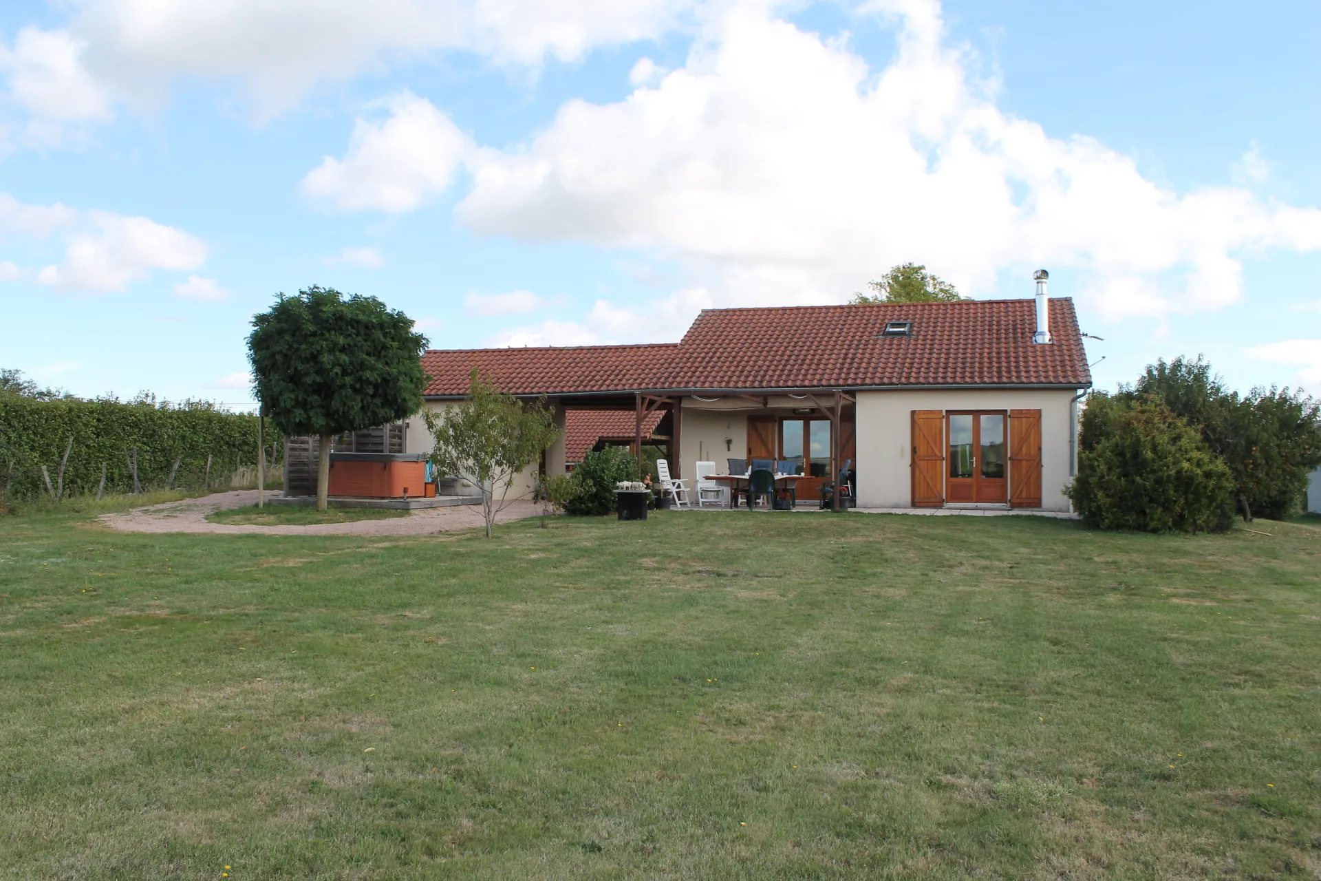 Maison d'habitation construite en 2006 à la sortie du village sur 2956 m2 