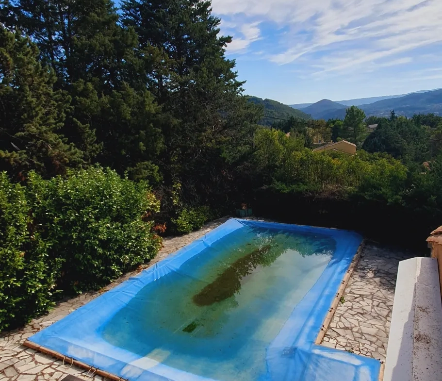 Vente villa indépendante de type 5 avec piscine à Lodève 