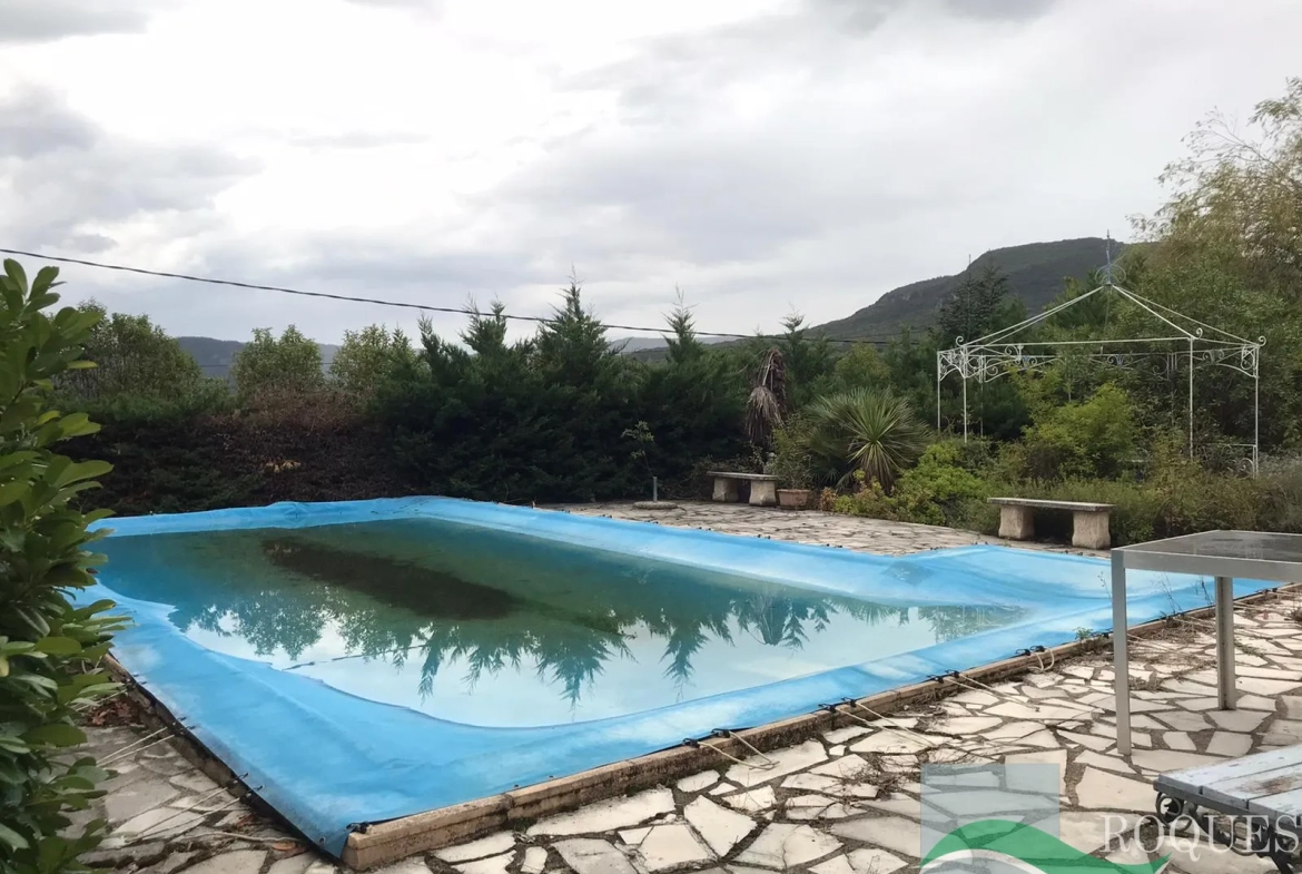 Vente villa indépendante de type 5 avec piscine à Lodève 