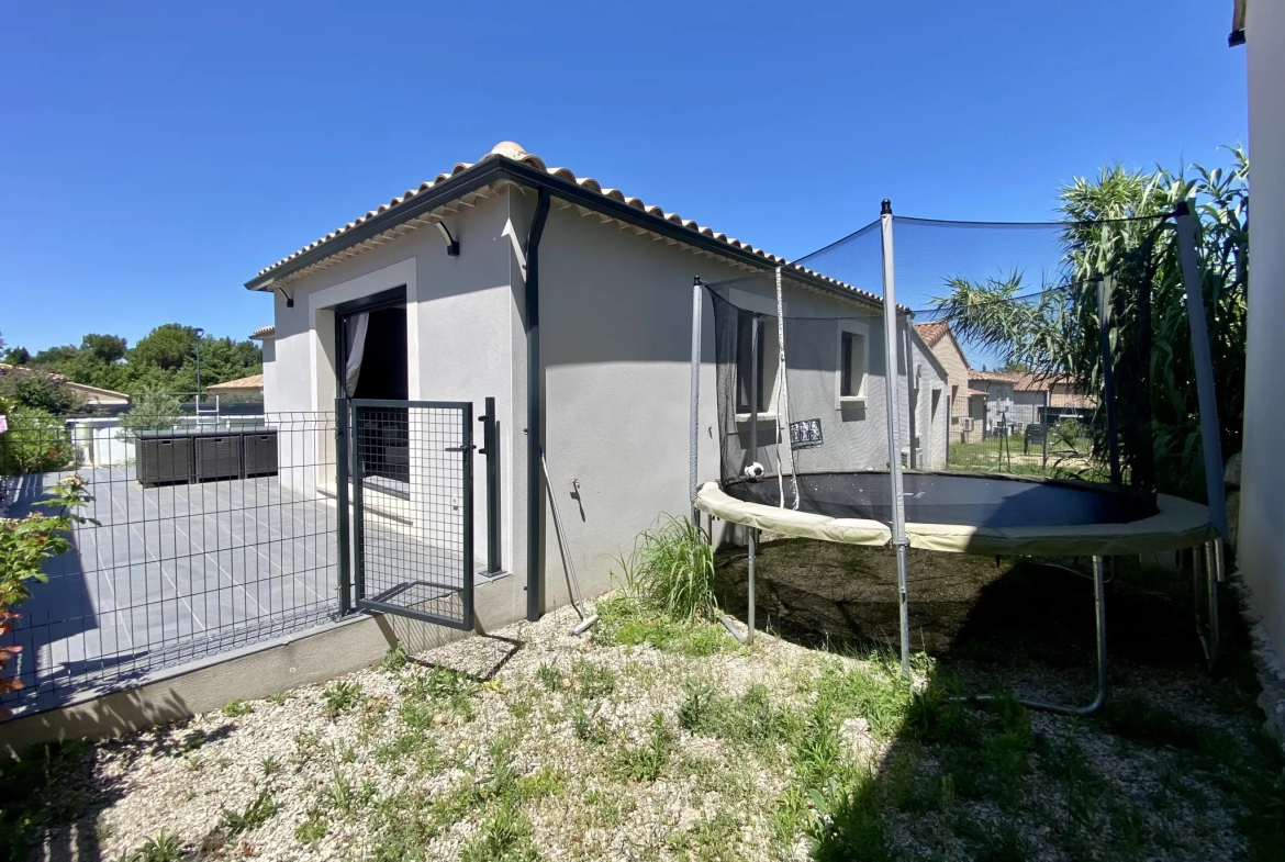 Vente - Villa de plain-pied à Sablet - Double séjour, 3 chambres, garage 