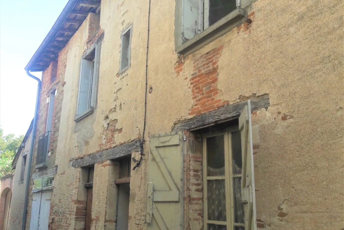 Village House with Three Apartments to Renovate in Saint Sulpice sur Leze 