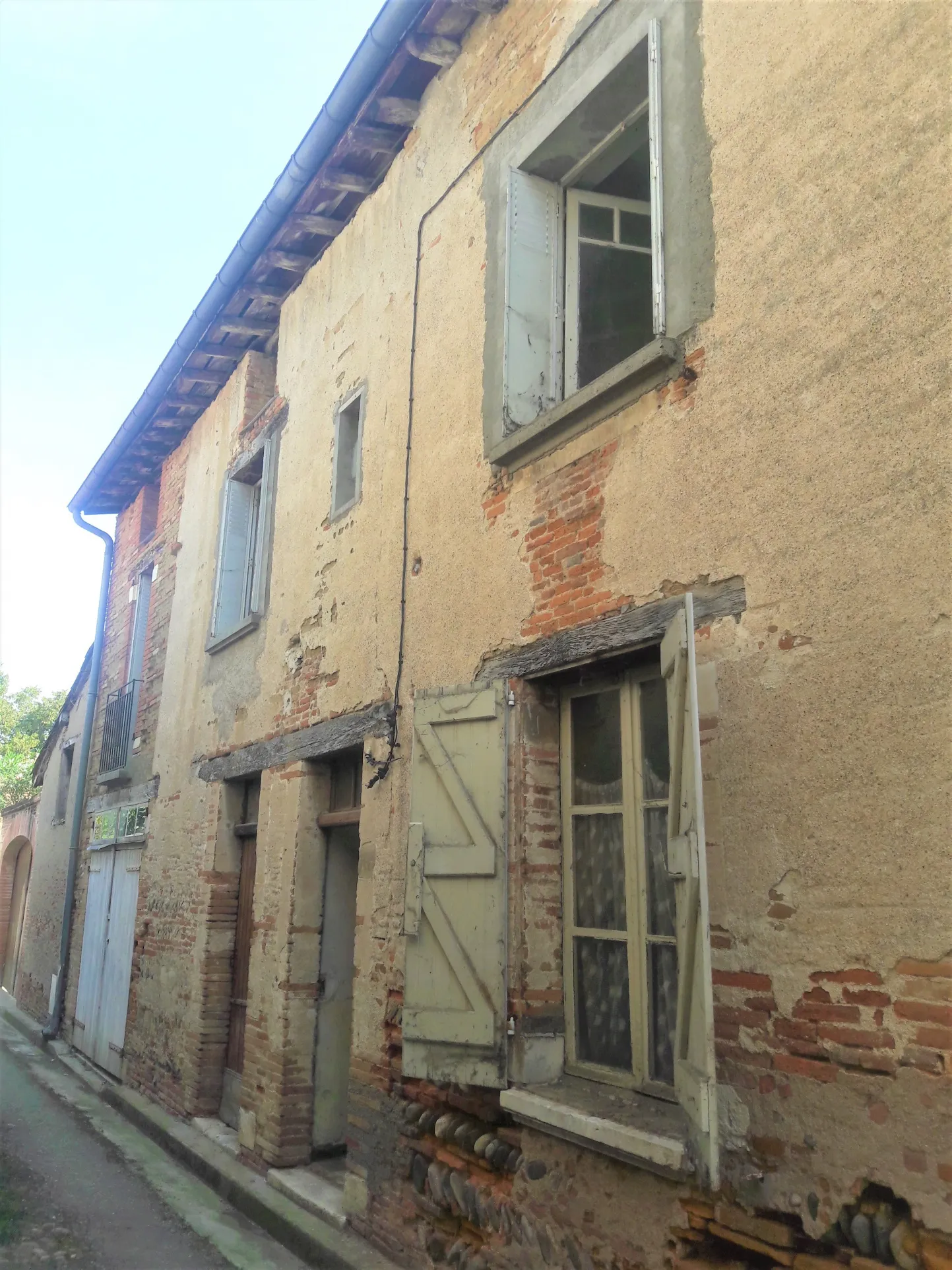 Village House with Three Apartments to Renovate in Saint Sulpice sur Leze 