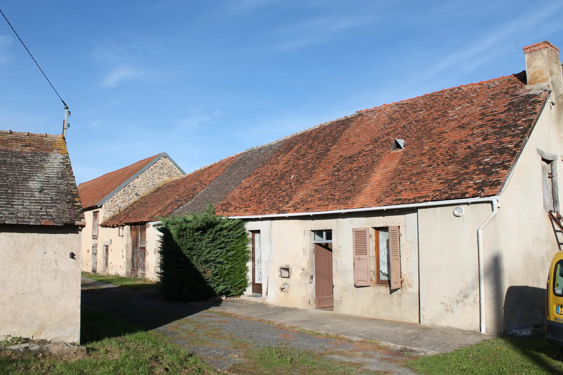 Fermette à Archignat avec granges sur terrain de 2540m2 