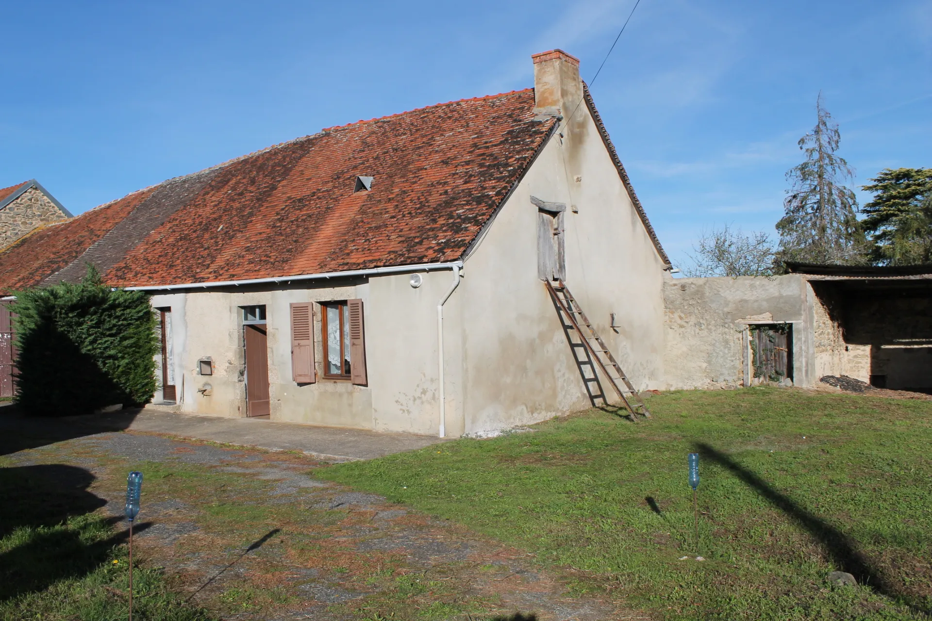 Fermette à Archignat avec granges sur terrain de 2540m2 