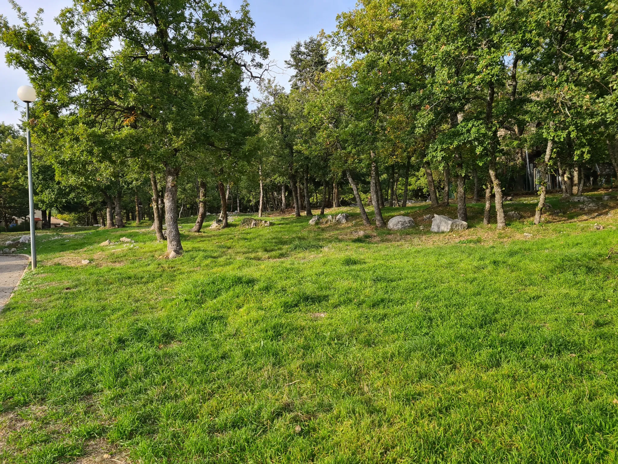 Studio loggia vendu loué - Idéal investisseur - St Vallier de Thiey 