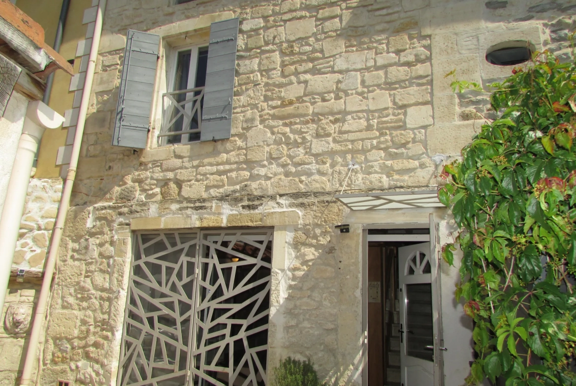 Maison village avec cour 3 chambres et bureau à Arles 